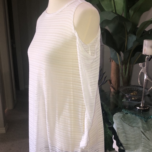 SZ M COLD SHOULDER TOP. LIKE NEW LONG SLEEVE - Picture 3 of 5